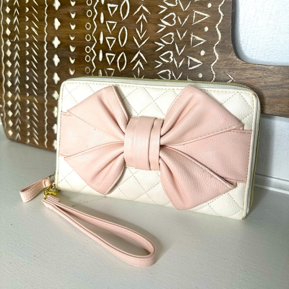 Betsey Johnson Pink Bow Wristlet Clutch – Quilted Cream & Blush Faux Leather - Picture 1 of 5